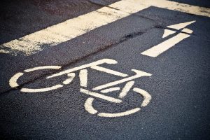 Radfahrersymbol auf Asphaltdecke