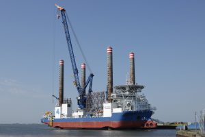 Schiff mit Offshorepylonen im Hafen von Esbjerg