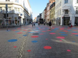 Rathausstraße in Flensburg beim Verkehrsversuch mit bunten Punkten auf dem Pflaster