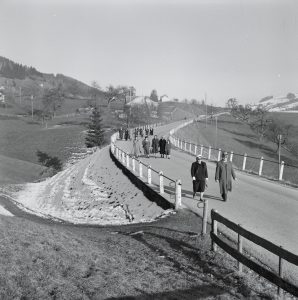 Schweizer Bürger beim Autofreien Sonntagsspaziergang in den 1970ern