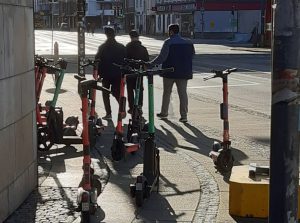 Mit E-Rollern zugestellter Gehweg in Bremen