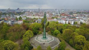 Luftbild des Viktoriaparks mit Kreuzbergdenkmal