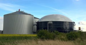 Biogasanlagen in agrarischer Landschaft