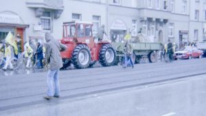 Anti-Akw-Protest 1979 mit Traktoren und Demonstranten auf der Fahrbahn
