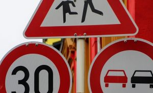 Verkehrszeichen T30, Achtung Kinder, Überholverbot
