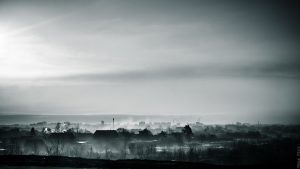 sw-Bild von einer urbanen Landschaft mit Nebel