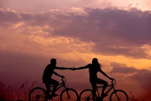 Paar auf Fahrrädern im Sonnenuntergang