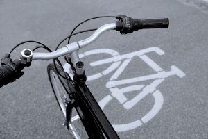 Fahrrad und Fahrradpiktogramm auf der Straße