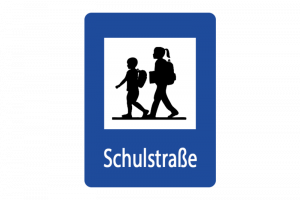 Verkehrsschild aus Österreich mit zwei Schulkindern und der Aufschrift "Schulstraße".