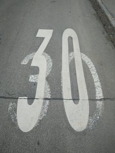 Straßenmarkierung Tempo 30 mit zwei übereinander aufgebrachten Schrifttypen