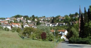 Gemeinde Wilhelmsfeld im Odenwald. Einfamilienhäuser an einem Hang.