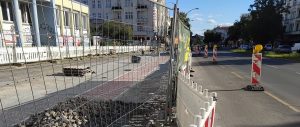 Dreispurige Tempelhofer Damm mit Baustelle für Geh- und Radweg von ca 80 cm