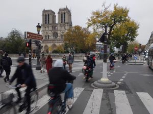 Radfahrer vor Notre-Dame de Paris