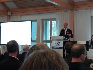 Blick aus dem Zuschauerraum aufs Podium des AK VII beim 64. VGT in Goslar