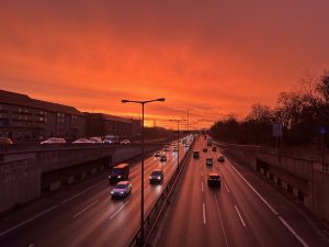 Wohnblocks an der A100 in Berlin in der Dämmerung