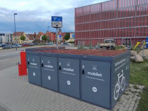 Mobilet-Parkboxen und Ladestation am Hafen von Wismar