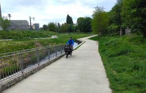 Lastenradfahrer in Berlin auf einem neuen Radweg an der Südpanke
