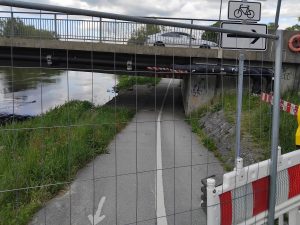 Baustelle an der Unterführung des Isarradwegs bei Landshut unter der Bundesstraße B299. Es gibt hier aktuell noch einen beidseitig befahrbaren Radweg, der viel zu schmal ist. Für Fußgänger ist kein Platz, sie müssten die Treppe hoch und die Straße überqueren.