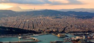 Abendlicht über Barcelona, Ansicht mit Hafen vom Berg Montserrat.